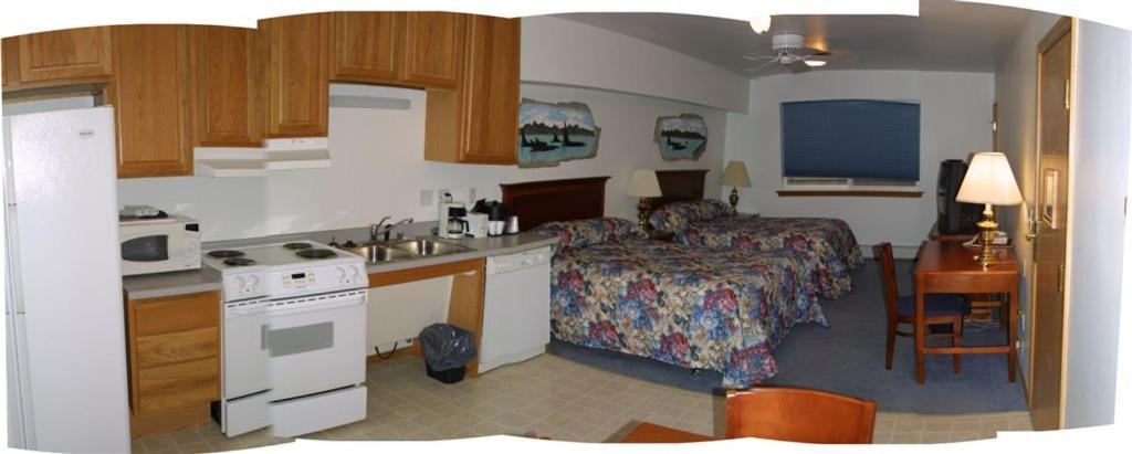Frontier Suites Hotel In Juneau Bagian luar foto