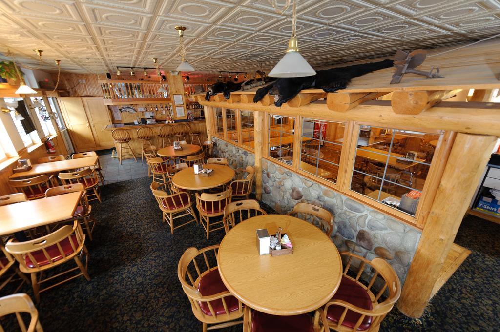 Frontier Suites Hotel In Juneau Bagian luar foto
