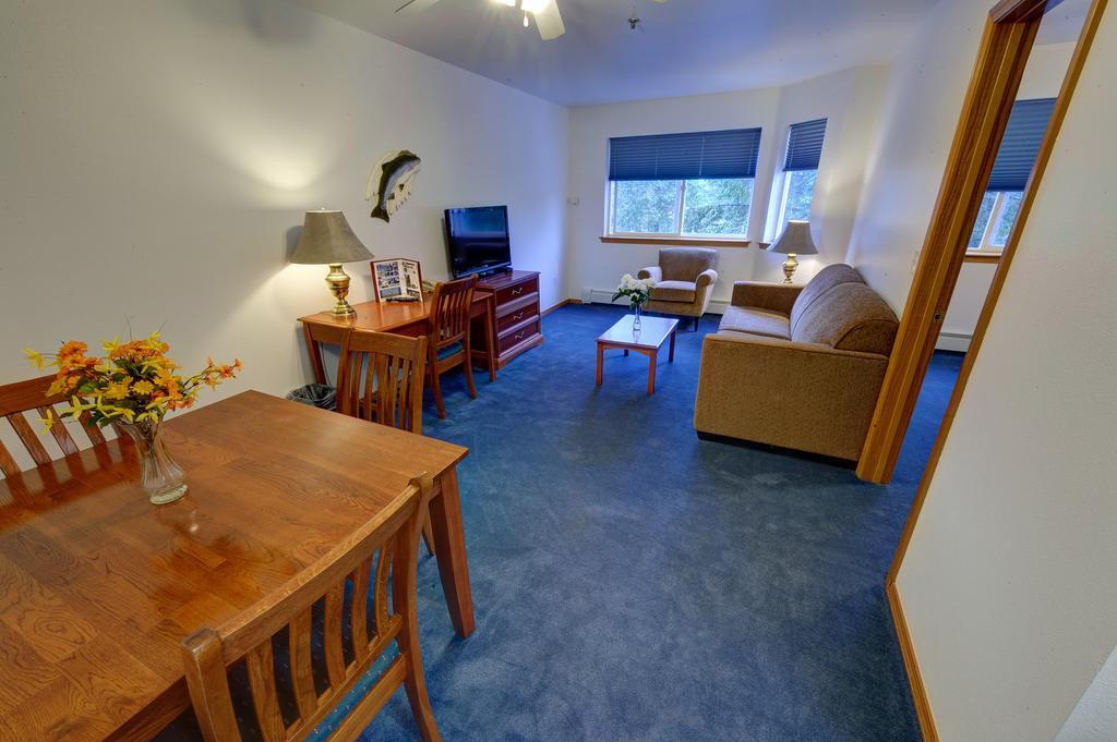 Frontier Suites Hotel In Juneau Bagian luar foto