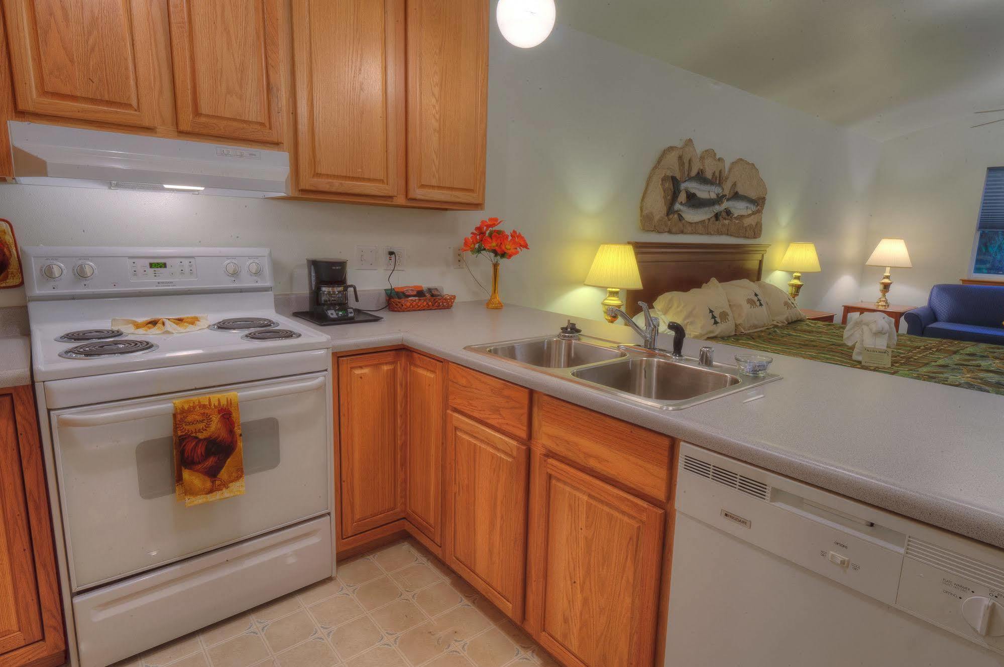 Frontier Suites Hotel In Juneau Bagian luar foto