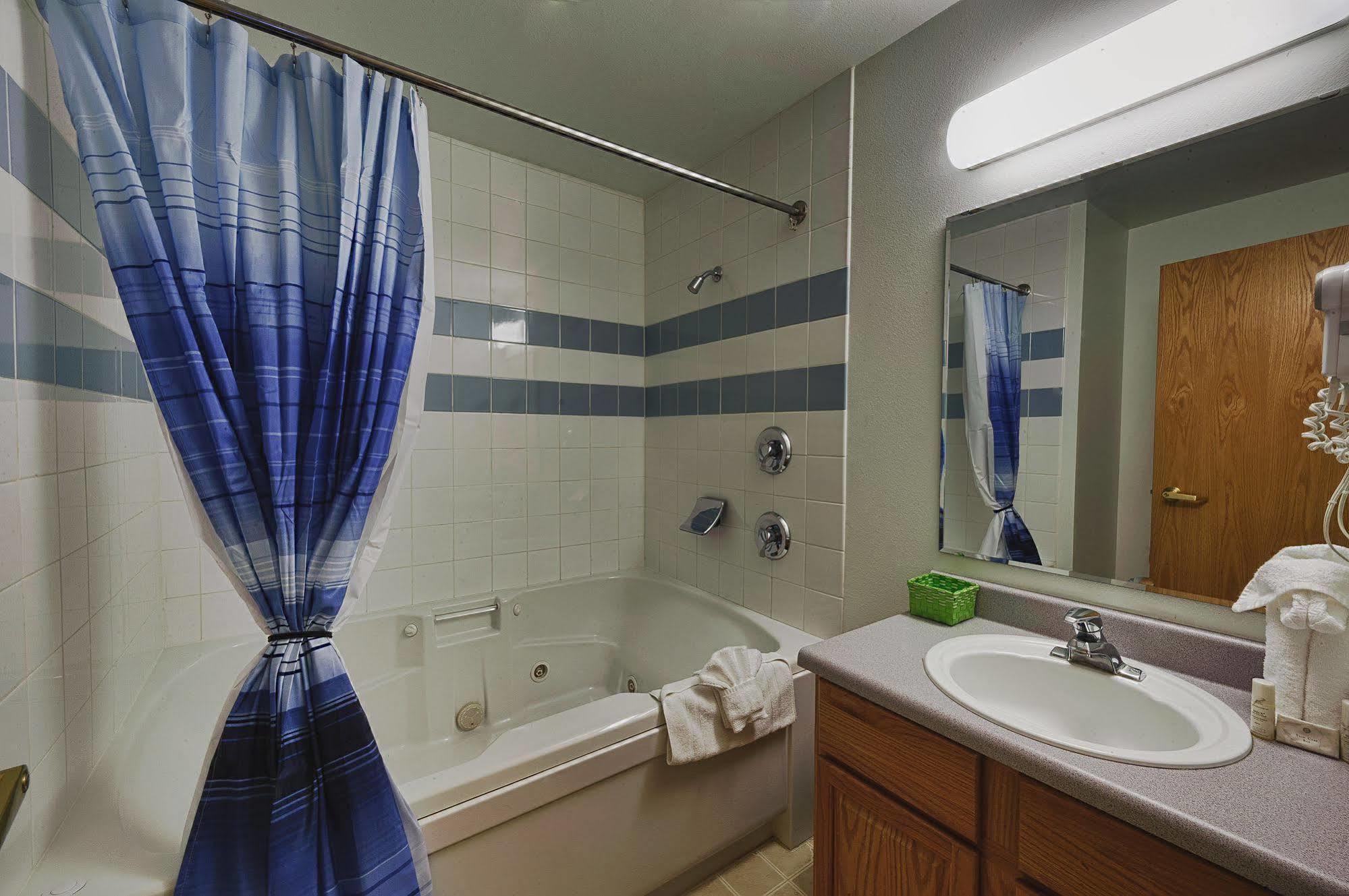Frontier Suites Hotel In Juneau Bagian luar foto
