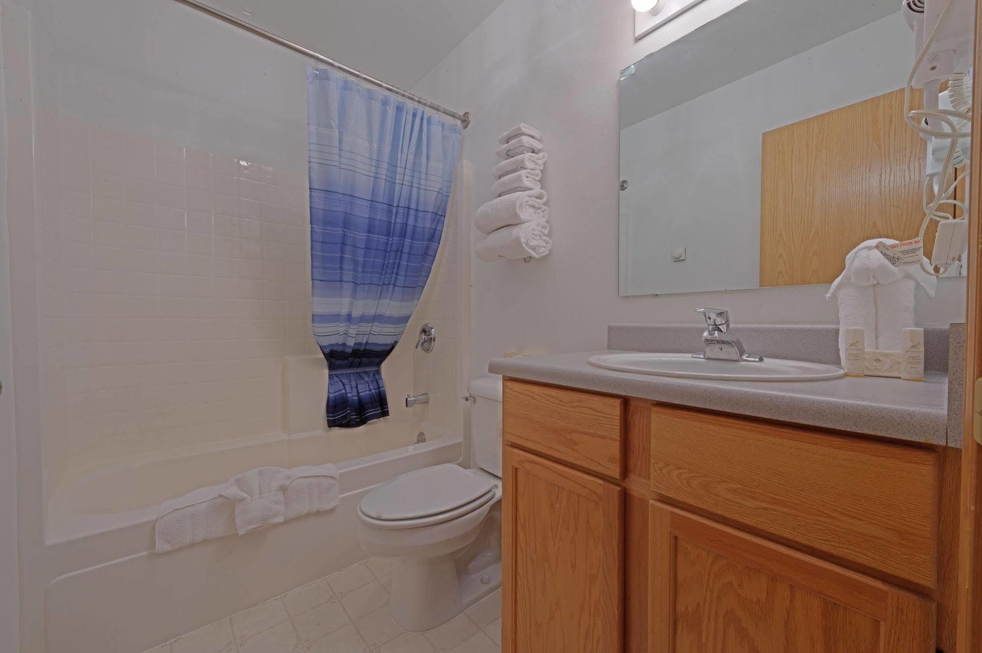 Frontier Suites Hotel In Juneau Bagian luar foto