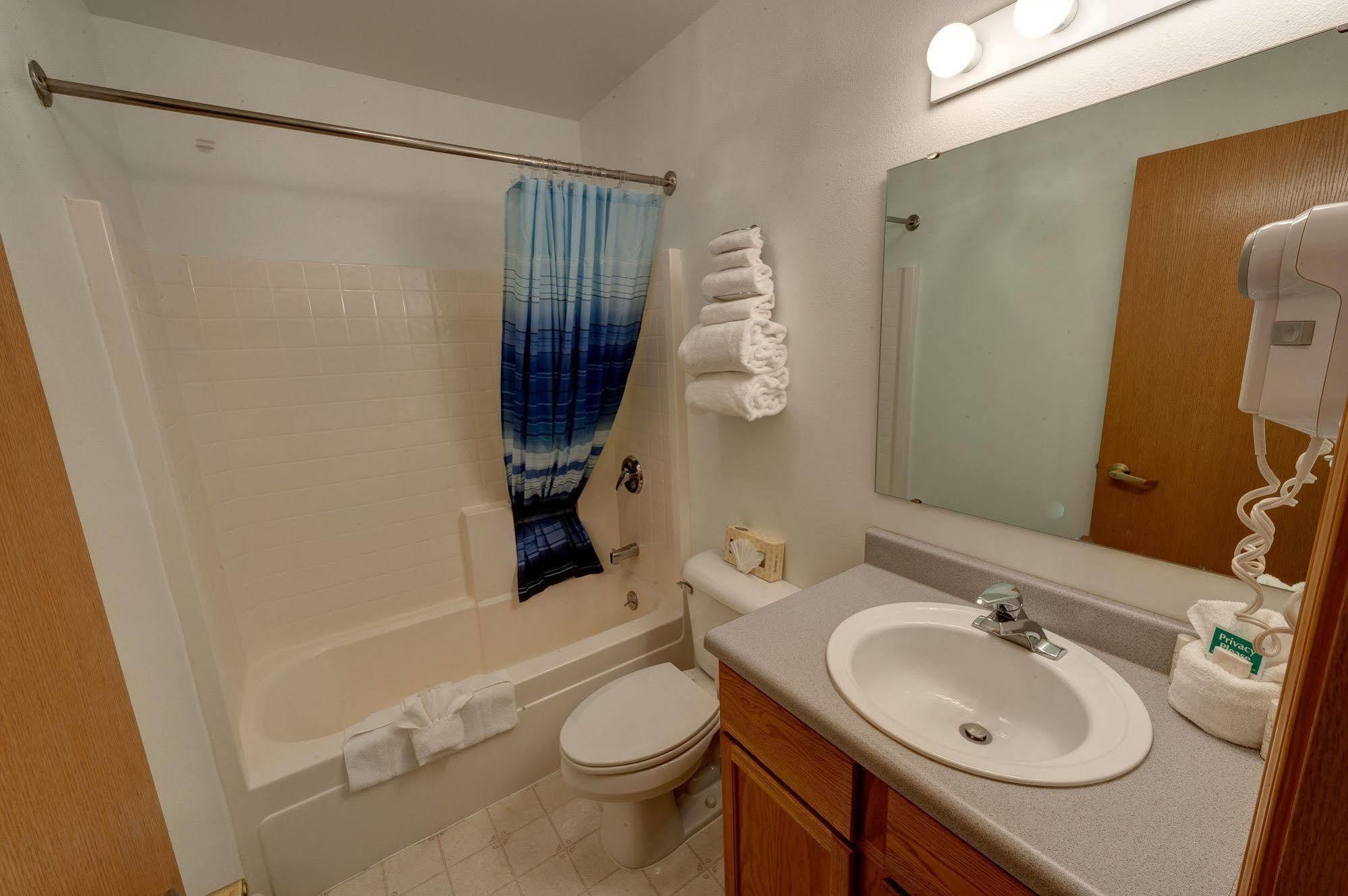 Frontier Suites Hotel In Juneau Bagian luar foto