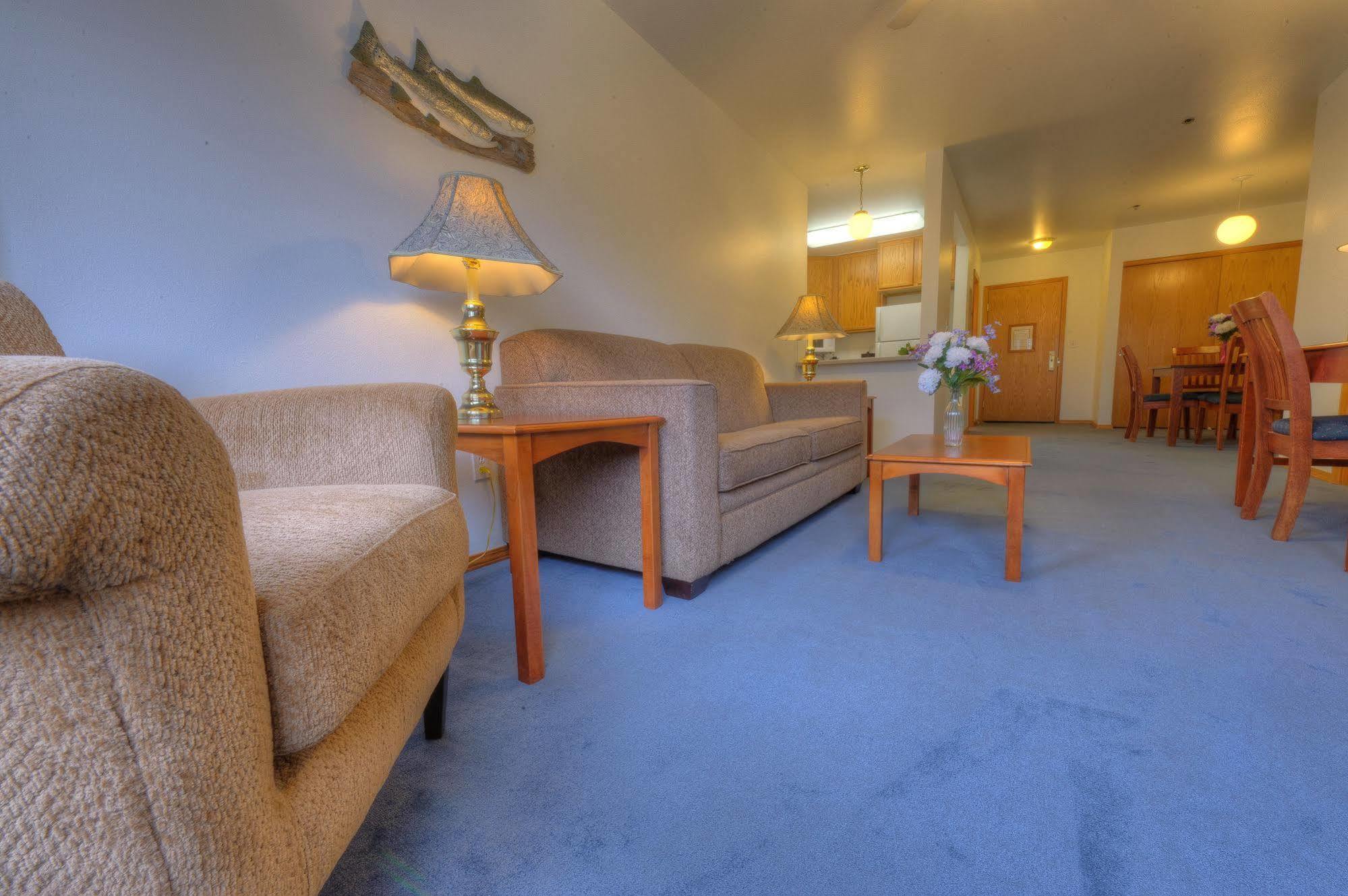 Frontier Suites Hotel In Juneau Bagian luar foto