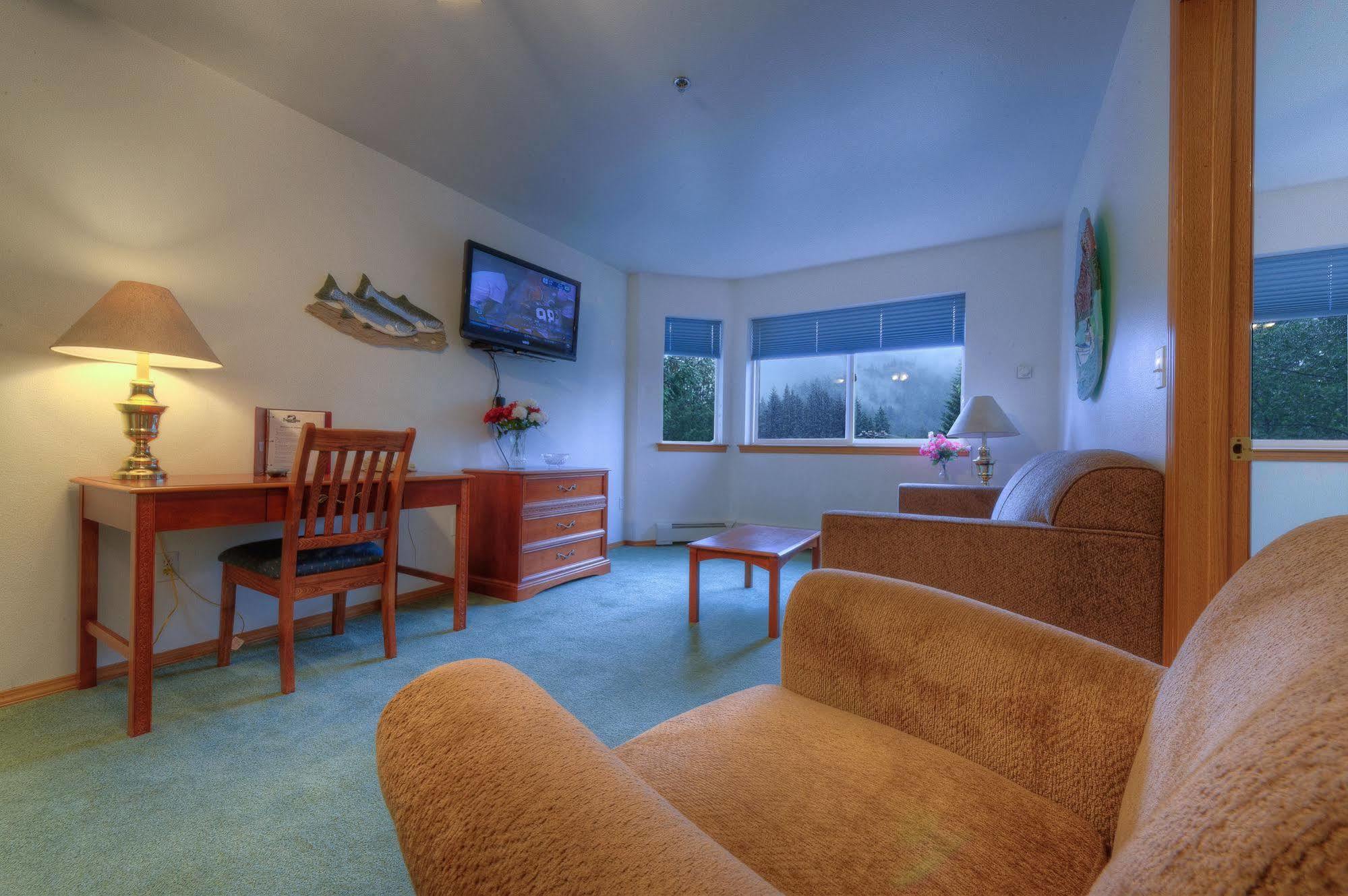 Frontier Suites Hotel In Juneau Bagian luar foto