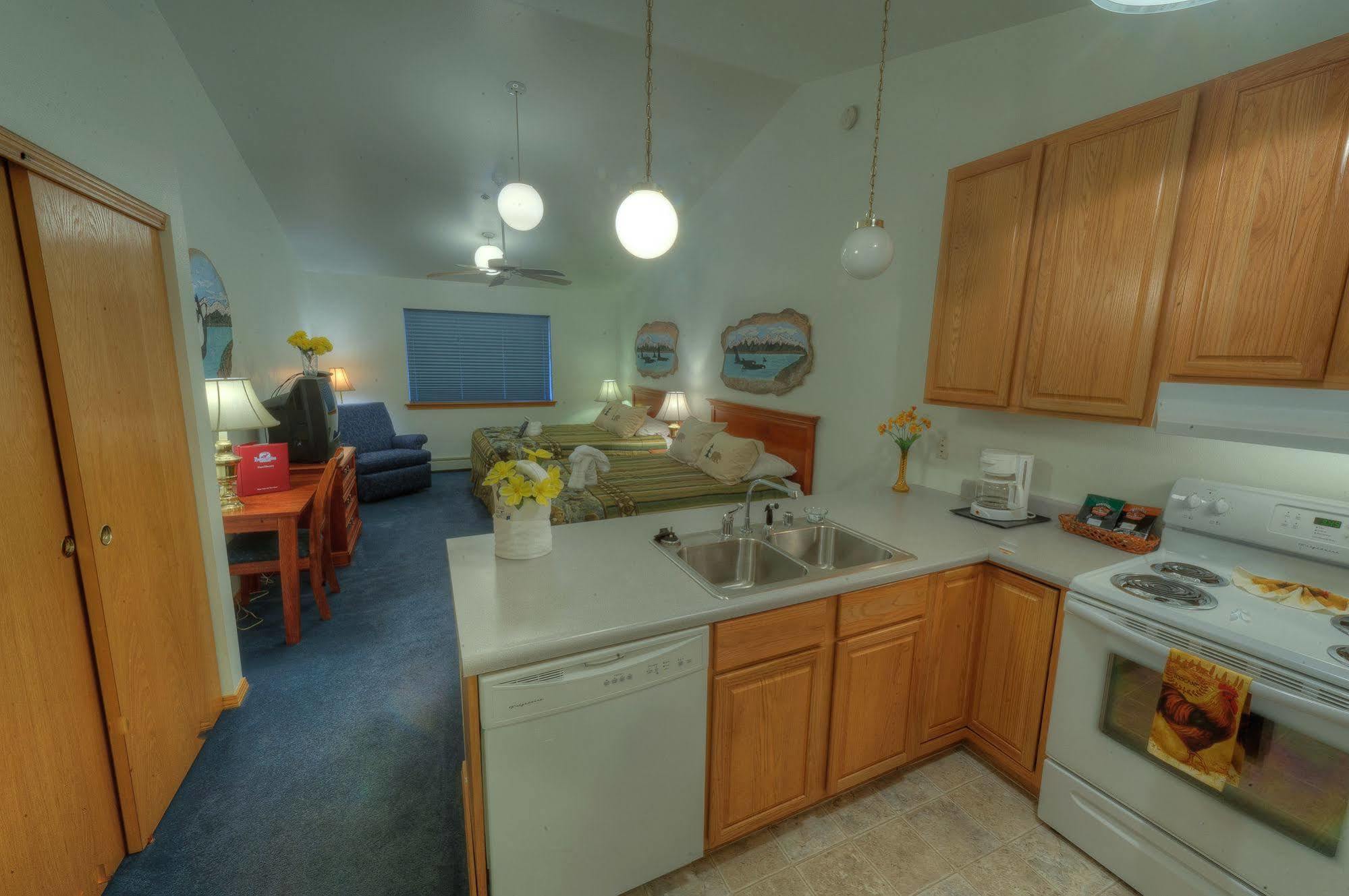 Frontier Suites Hotel In Juneau Bagian luar foto