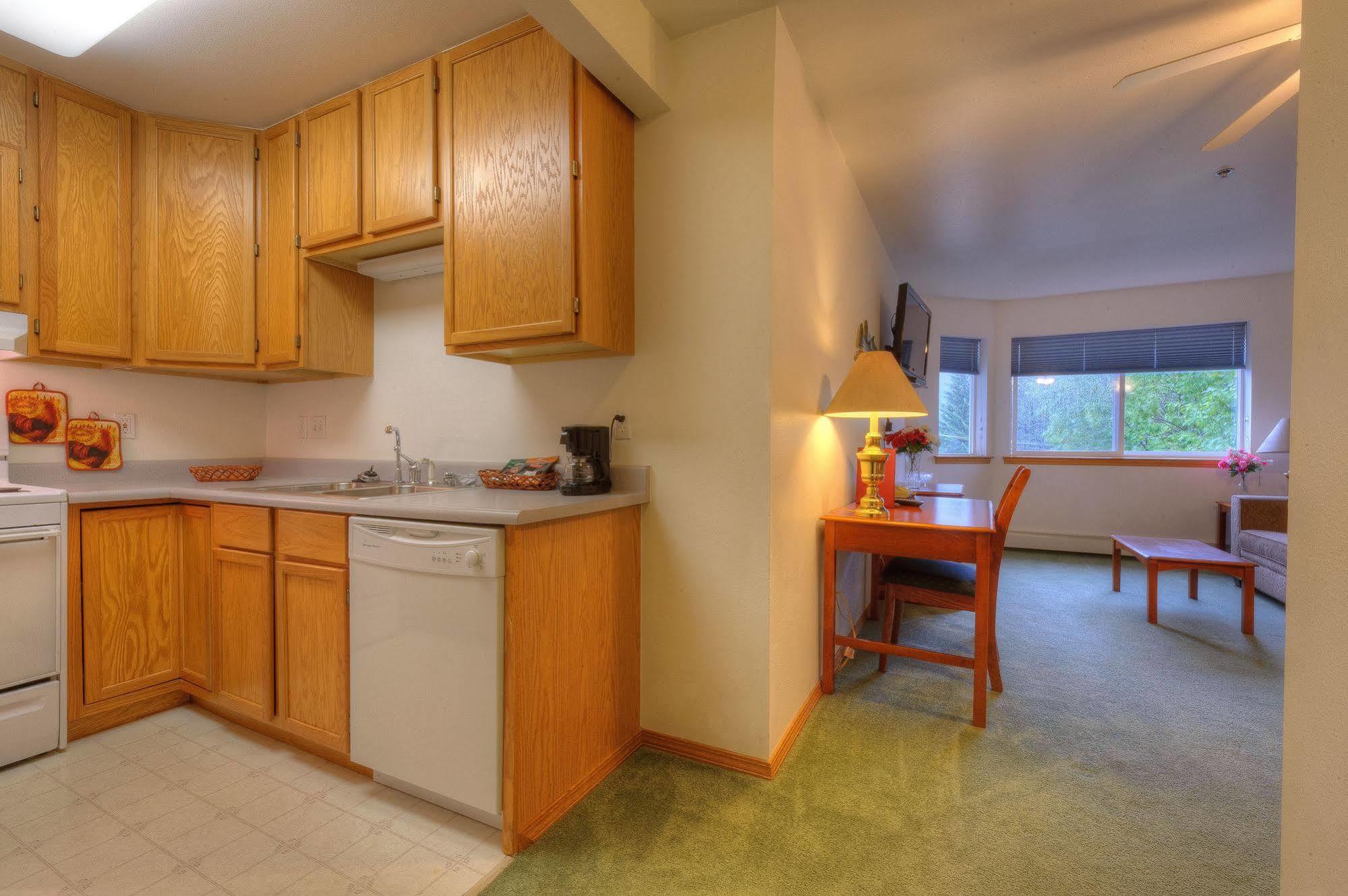 Frontier Suites Hotel In Juneau Bagian luar foto
