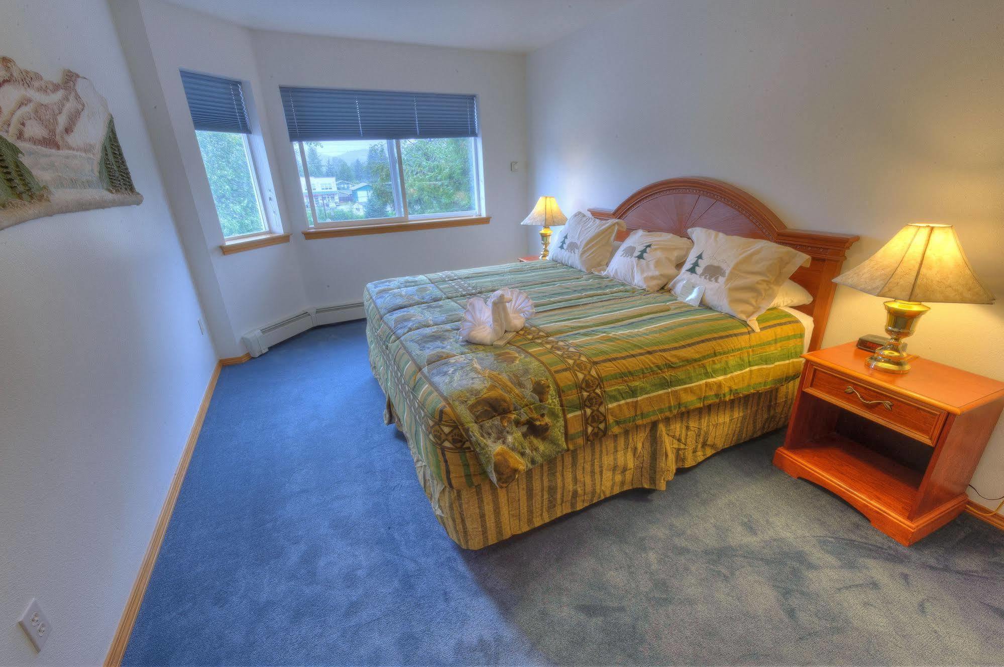 Frontier Suites Hotel In Juneau Bagian luar foto